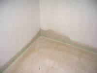 CIMG1547 Nur in 2 R�umen will die Wand nicht trocknen. Das ist �ber der S�ule beim Eingang. Da sieht man wieder mal, was K�ltebr�cken bewirken k�nnen.