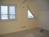 CIMG1690 Im Schlafzimmer wird es schon bunter. Die Fensterfront ist gelblich, vis a vis wird�s knallig...