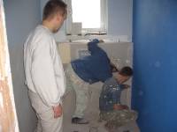 CIMG1778 Das WC ist hell- und dunkelblau geworden. Wir sind draufgekommen, dass es bei der Dr�ckergarnitur des WC�s reinzieht. Drum musste die Verkleidung der Innenausbauer nochmal runter.