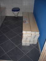 CIMG1850 Das Laminat f�r das Wohnzimmer haben wir inzwischen im Klo gelagert. Ist ja gro� genug.