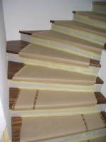 CIMG2082 Damit die Stufen nicht zerkratzen, haben sie bis zum Einzug mit Papier gesch�tzt! N�chste Woche: Dach Nr. 3, Fassade und Zaunfundament - also schaut wieder mal vorbei!