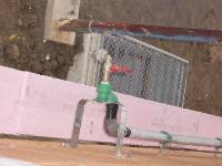 CIMG2112 Robert hat noch den Wasserhahn fixiert, damit er in der Fassade gut h�lt.