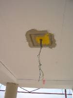 CIMG2258 Damit wir auf der 20cm Fassade sp�ter mal Lampen anschrauben k�nnen, wurden Platten eingeklebt.