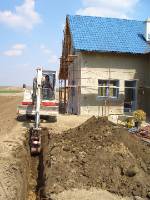 CIMG2292 Dann kam auch noch der Bagger um uns eine Grube f�r das Zaunfundament zu graben.