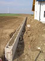 CIMG2348 Auch die Mauer steht nun schon. Die soll uns in Zukunft vor dem Schmelzwasser sch�tzen.