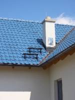 CIMG2381 Am Dach kamen diese Woche die Stufen, damit der Rauchfangkehrer nicht runter f�llt.