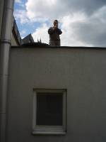 CIMG2525 Die Sat-Sch�ssel ist abgebaut. Die letzt Zigarette am Dach von Wien.