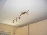 CIMG2609 Eine Lampe nach der anderen wird aufgeh�ngt.