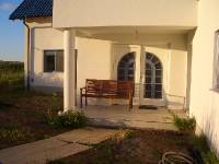 CIMG2709 Vor dem Haus haben wir ein neues Bankerl, auf dem wir wie ein altes Ehepaar sitzen k�nnen.