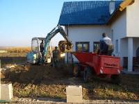 CIMG2899 Er schafft die �berz�hlige Erde weg.