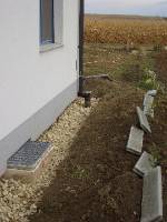 CIMG2934 Letzte Woche wurde auch schon mit dem Traufenpflaster begonnen. Zum Betonieren der Rasenkanten war das Wetter allerdings zu schlecht. Das kommt n�chste Woche dran.