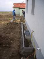 CIMG2947 F�r das Traufenpflaster wurden die Rasenkantensteine einbetoniert.