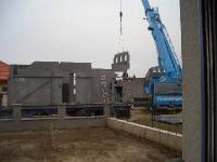 CIMG3630 Am n�chsten Tag bekam unser neuer Nachbar sein Haus geliefert.