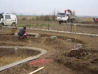CIMG3643 Um den Teich kommt ein Kranz aus Sandstein-Pflastersteinen. Sieht nett aus und ist praktisch beim Rasenm�hen.