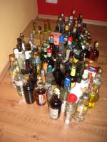 a15 Der Inhalt unserer Bar ist schon �bersiedelt. Die Party kann beginnen.
