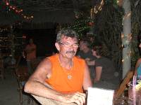 khao71 ....Ollie haben uns beim Durchkosten in der Bar unterst�tzt